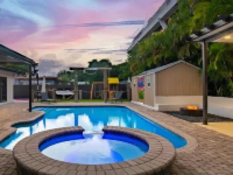 Fun Oasis Getaway/Heated Pool, BBQ, Games & More! Hotels in Hialeah