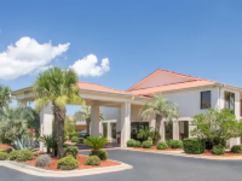 Days Inn & Suites by Wyndham Navarre - Near Beaches/Hurlburt Hotels in Santa Rosa County