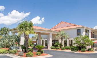 Days Inn & Suites by Wyndham Navarre - Near Beaches/Hurlburt