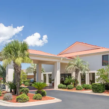 Days Inn & Suites by Wyndham Navarre - Near Beaches/Hurlburt