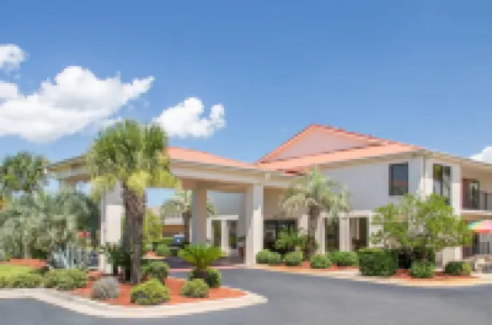 Days Inn & Suites by Wyndham Navarre - Near Beaches/Hurlburt Hoteles en 