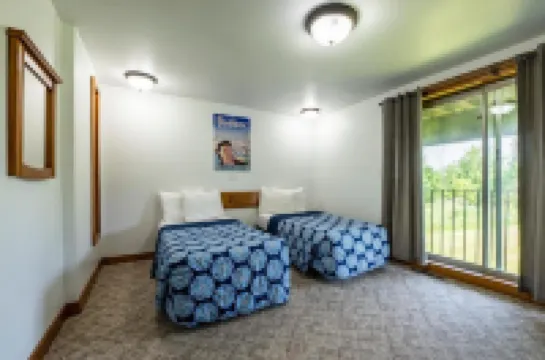 Spacious 8 Bdrm Blue Mountain Cottage, Perfect for Large Groups, Private Beach, BBQ, Hot Tub, Sauna