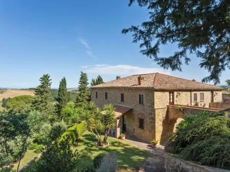 Lavish Holiday Home in Volterra with Pool Отели рядом с достопримечательностью «Borgo Pignano Horseback Riding»