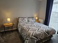 Stylish 2-bed Apartment - Sleeps 4, Parking & Wifi