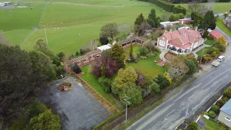 The Fern & Thistle Luxury Accommodation- Drinks, Hotpool, Sauna Отели в г. Кака Пойнт