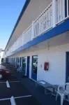 Dolphin Cove Motel - parking