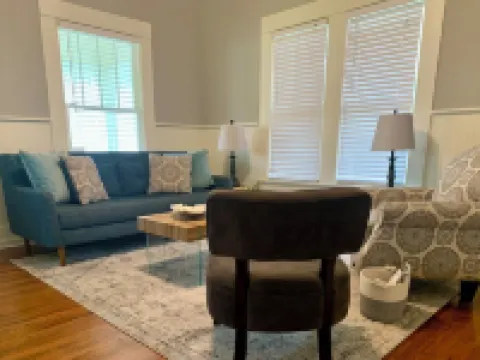 Cozy 2 BR Cottage with Inviting Sunroom, Spacious Yard and Ultimate Comfort Hoteles en Kyle