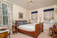 Ironclad Inn & Bourbon Room Hotels in Fredericksburg