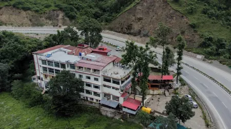 Hotel Falcon Crest Отели рядом с Аэропорт Шимла