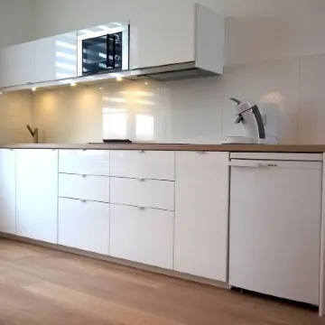 Almost White, Near Train, Metro N7688