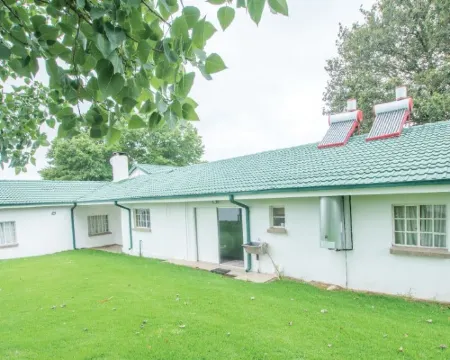 Hoyohoyo Machadostud Lodge Hotels in Belfast