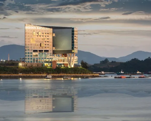 Hidden Bay Hotel Отели рядом с достопримечательностью «Памятник Таруби»