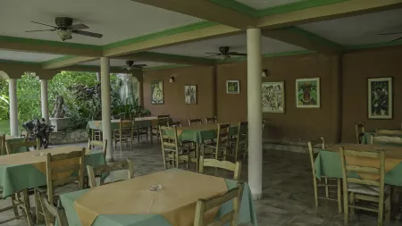 Le Jardin Hotel Restaurant Отели в г. Жакмель