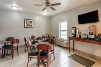 Econo Lodge Inn & Suites - parking