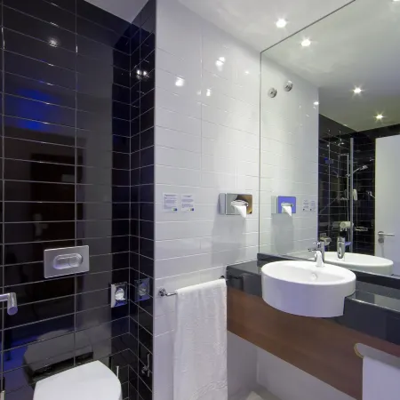 Holiday Inn Express Lisboa - Av. Liberdade Отели рядом с достопримечательностью «Театр «Парке Майер»»