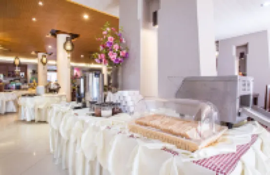 โรงแรม จันทรา รีสอร์ท