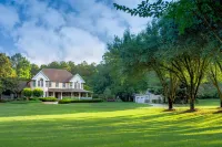 Pleasanton Courtyard B&B Hotels in Fayetteville