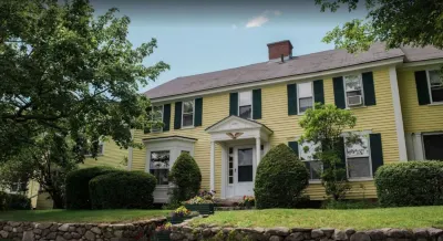 Dexter's Inn Hotels near Colby-Sawyer College