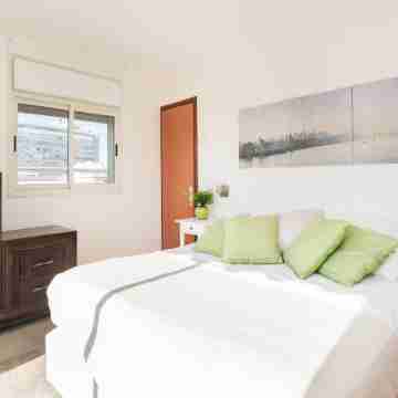 Spacious Duplex with Terrace 3-Min from the Beach Rooms