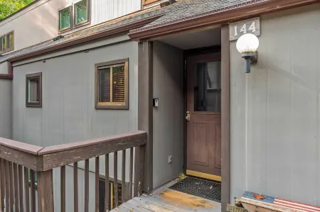 The Bears Den by AvantStay Prime Location Renovated w Movie Game Room