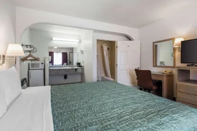 Rodeway Inn Beaumont Hotels near Deseret Industries Thrift Store & Donation Center