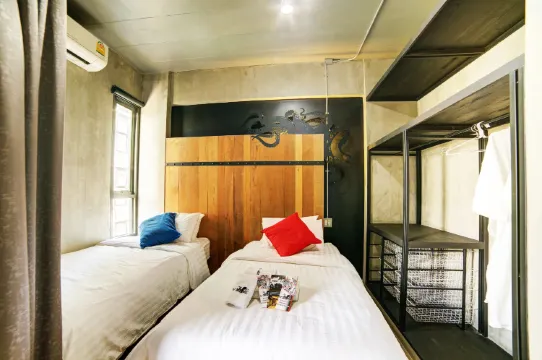 ห้องดีไซน์เตียงแฝด พร้อมระเบียงวิวเมือง