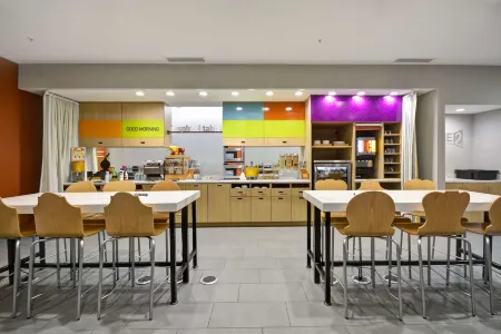 Home2 Suites by Hilton Blue Ash Cincinnati Отели рядом с достопримечательностью «Serene Suites Premier Memory Care»