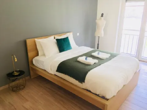 Large Art Deco Flat 100m2 in City Center - Parking Hôtels à : 