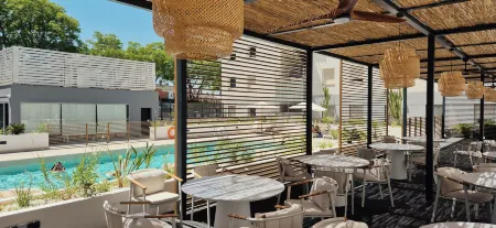 Vértice Sevilla Aljarafe Отели рядом с достопримечательностью «SALA FANTASIA»