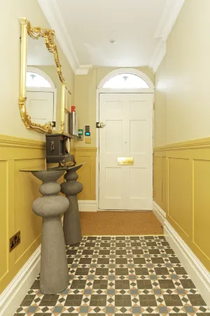 Old Town House Hotel Отели рядом с достопримечательностью «Shell Grotto»