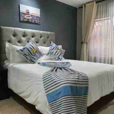 Posh 3 Bedroomed Guesthouse in Hillside with Pool - 2039 Rooms