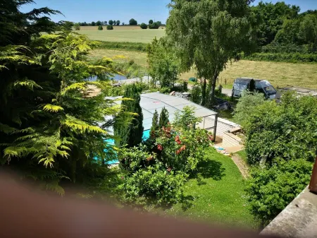 Au Jardin Fleuri Отели в г. Дё-Севр