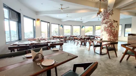 The Sky Imperial Pavoreal Jungle Resort Отели в г. Раджсаманд