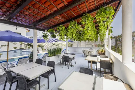 Hotel Pueblito Vallarta Отели рядом с достопримечательностью «Los Muertos Beach Pier»
