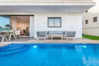 Luxury Garden Apartment Heated Pool - Pools