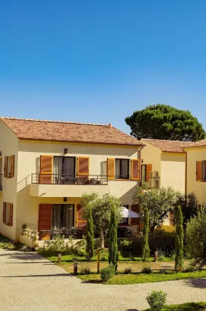 Résidence Catalina Отели рядом с достопримечательностью «Port de plaisance Mare È Stagnu - Portu di turismu Mare È Stagnu»