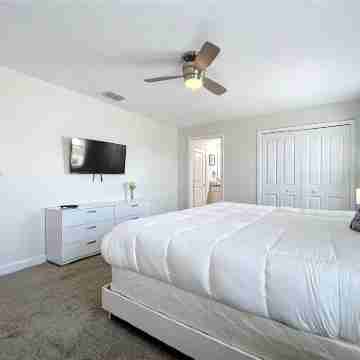 Stunning 4Bd w Pool Storey Lake 5019 Rooms