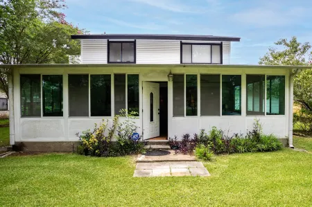 Near Hospital & Dining- Merry on Moorcroft