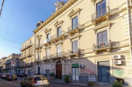 KleoSuites Отели рядом с достопримечательностью «Chiesa di San Nicolo All'Arena»