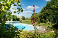 La Jolie Longère Fleurie Tiny House Avec Piscine et Jardin Hotel a Surgeres