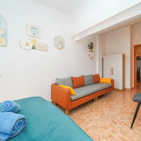 4-Bed Villa Sleeps 8 Pets Ok & 10 Min to Beach