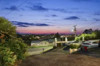 Newly Renovated Studio w Parking-Netflix Hotels in Piha