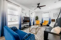 2-story modern & chic home near downtown with washer/dryer, AC, & fast WiFi Hôtels à : Fayetteville
