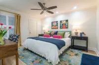 Perfect blend of style and serenity in this 3-br, 2-bath bungalow guest house. Hotel in zona Angelo State University