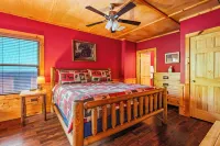 Indoor Pool-Theater-Bunk Beds with Slide-Game Room-Hot Tub-5 min to Attractions! - مسبح خاص