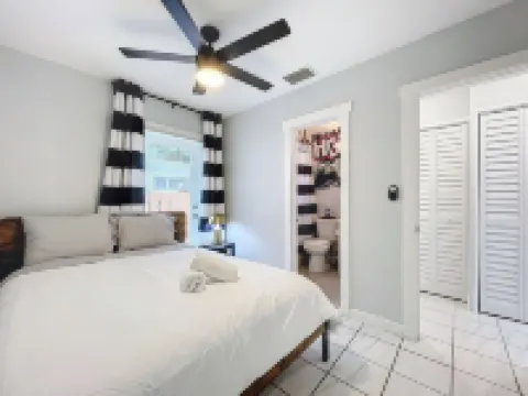 Art Loft: Wilton Manors Retreat Hotels in Oakland Park