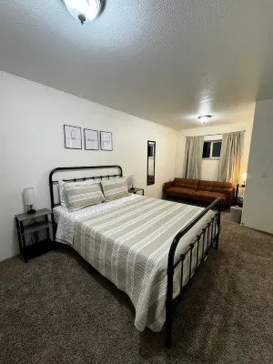 Cozy 2-bedroom with WiFi, Aurora viewing, central location in Fairbanks
