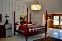 Beautiful Cabin in the Davy Crockett National Forest with Pool on Property