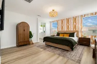 Palm Palace: 11 beds, sleeps 21, Waterslide & Golf Hotels in Coachella