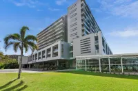 Reef - Waterfront City Pool Sauna & Gym - pemandangan pegunungan